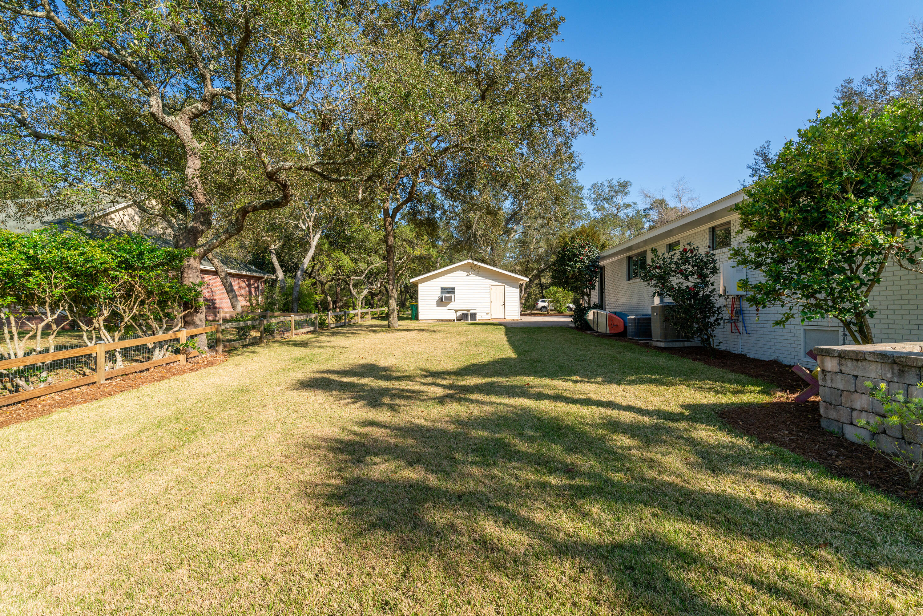 WOODLAND SHORES - Residential