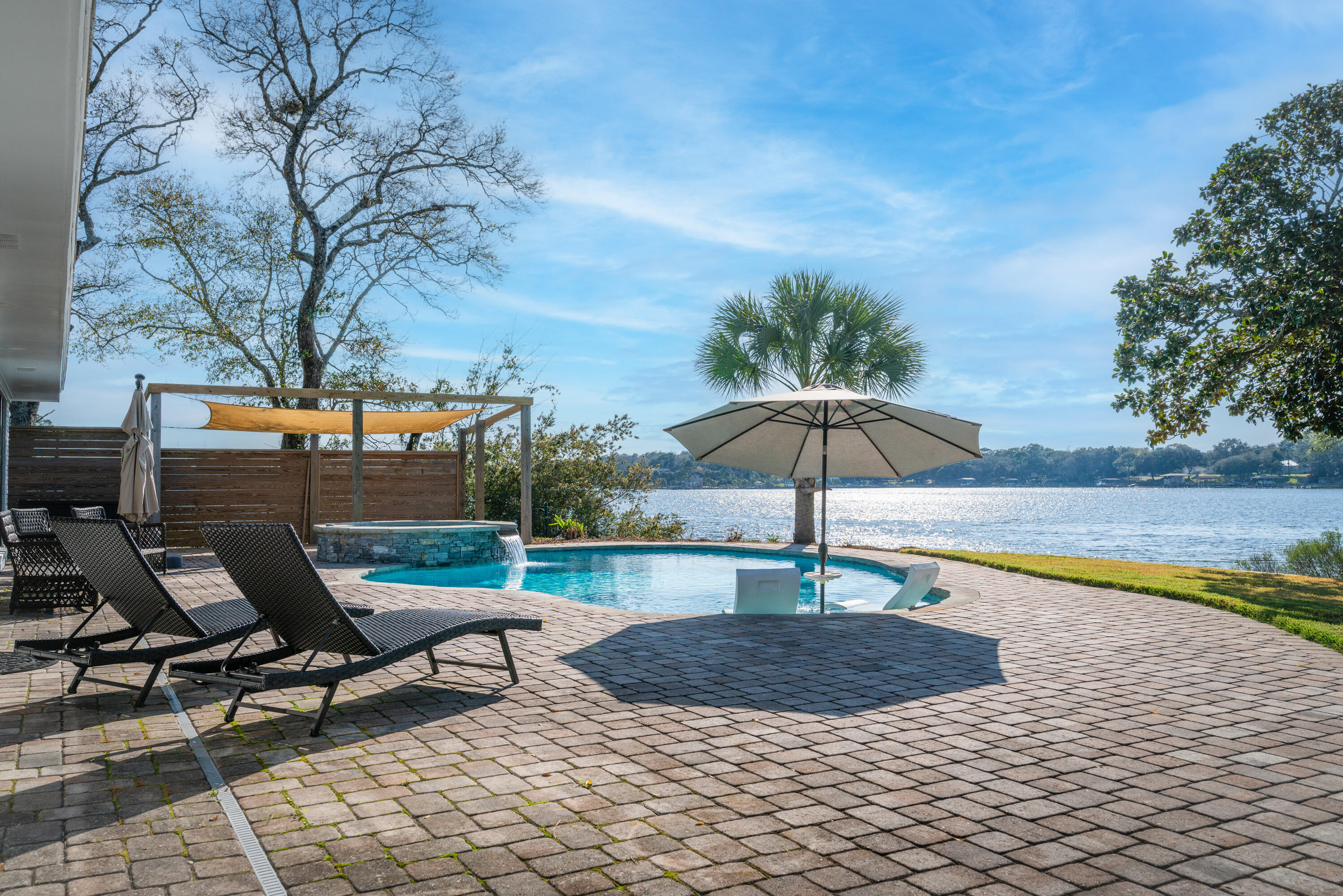 WOODLAND SHORES - Residential