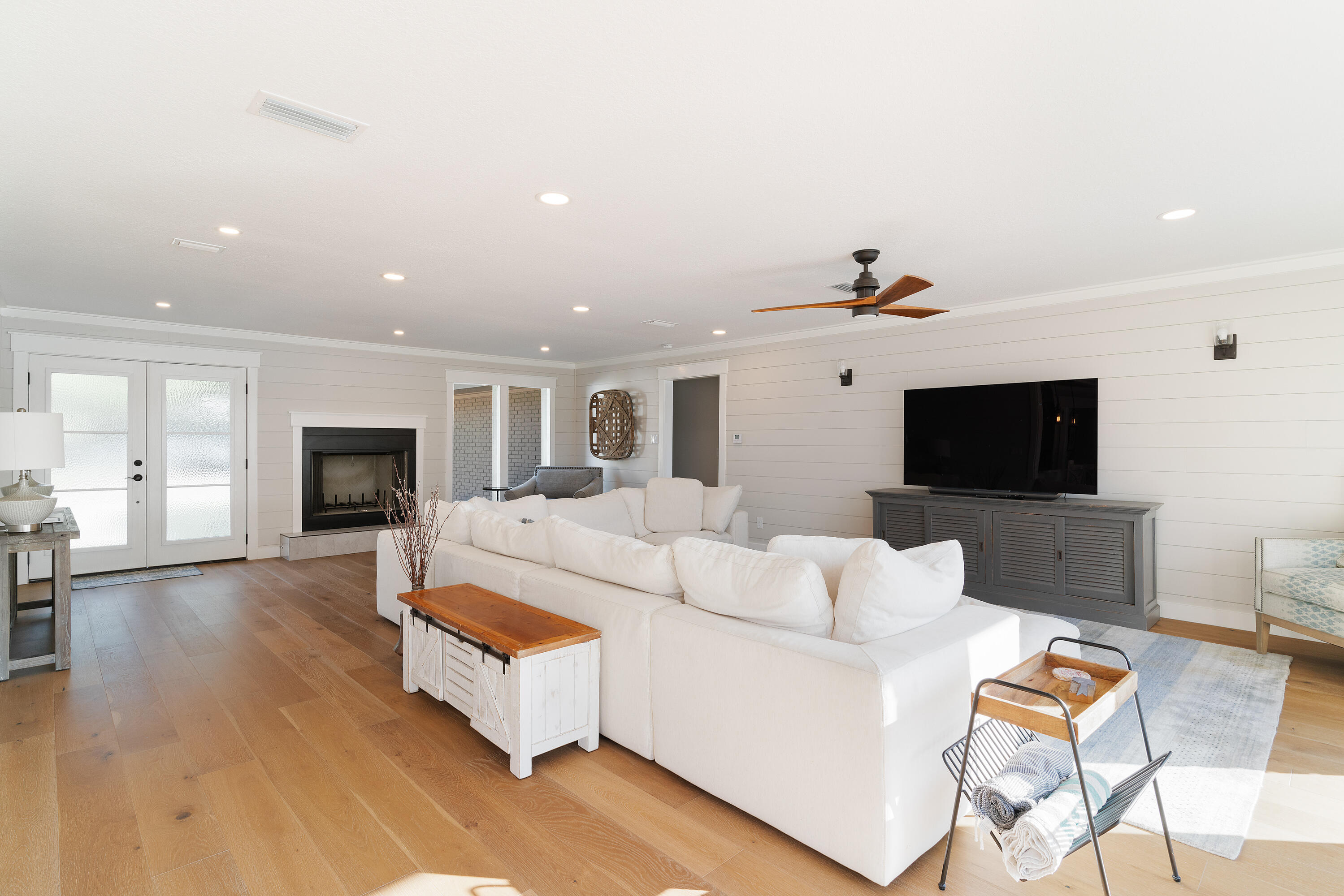 WOODLAND SHORES - Residential