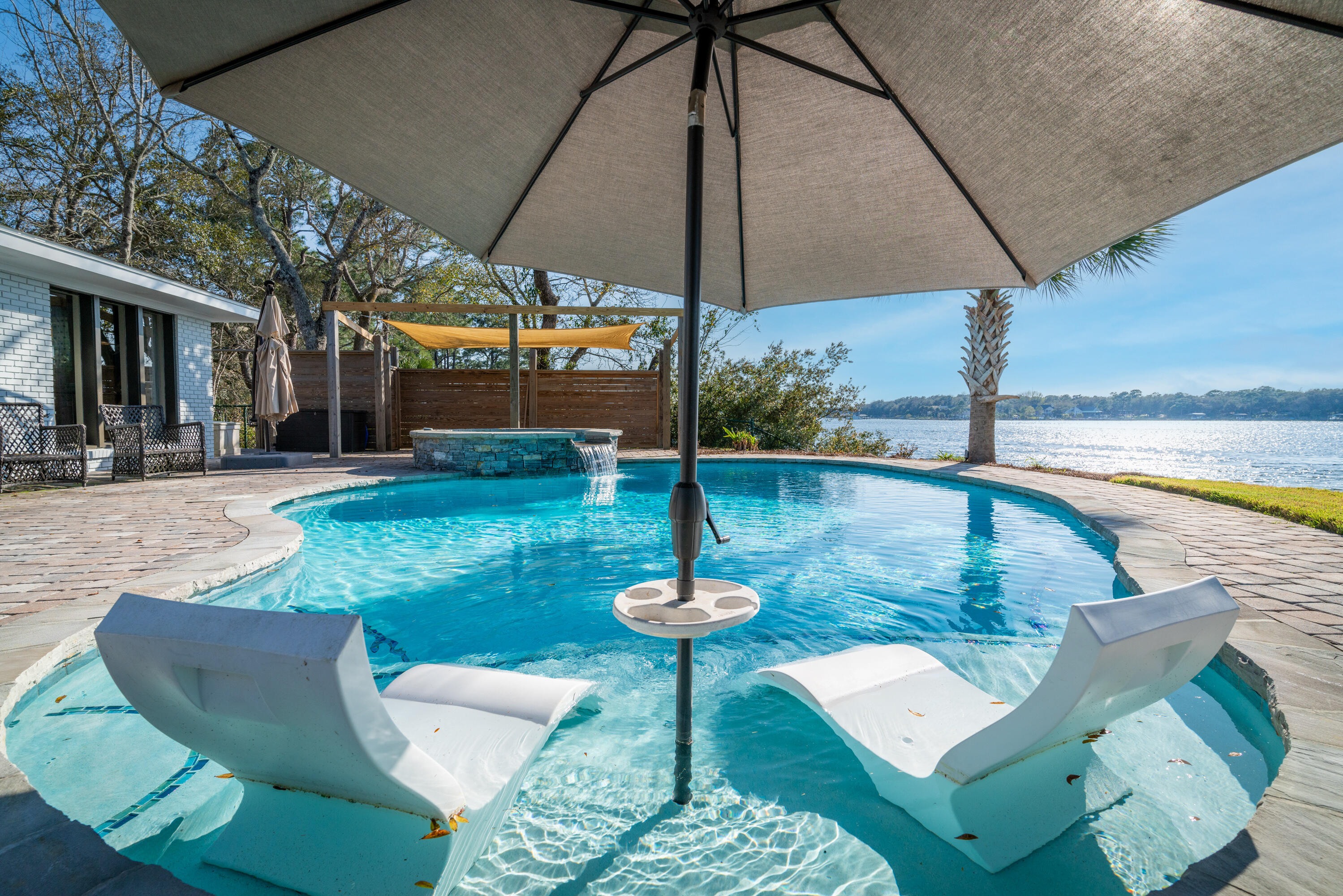 WOODLAND SHORES - Residential