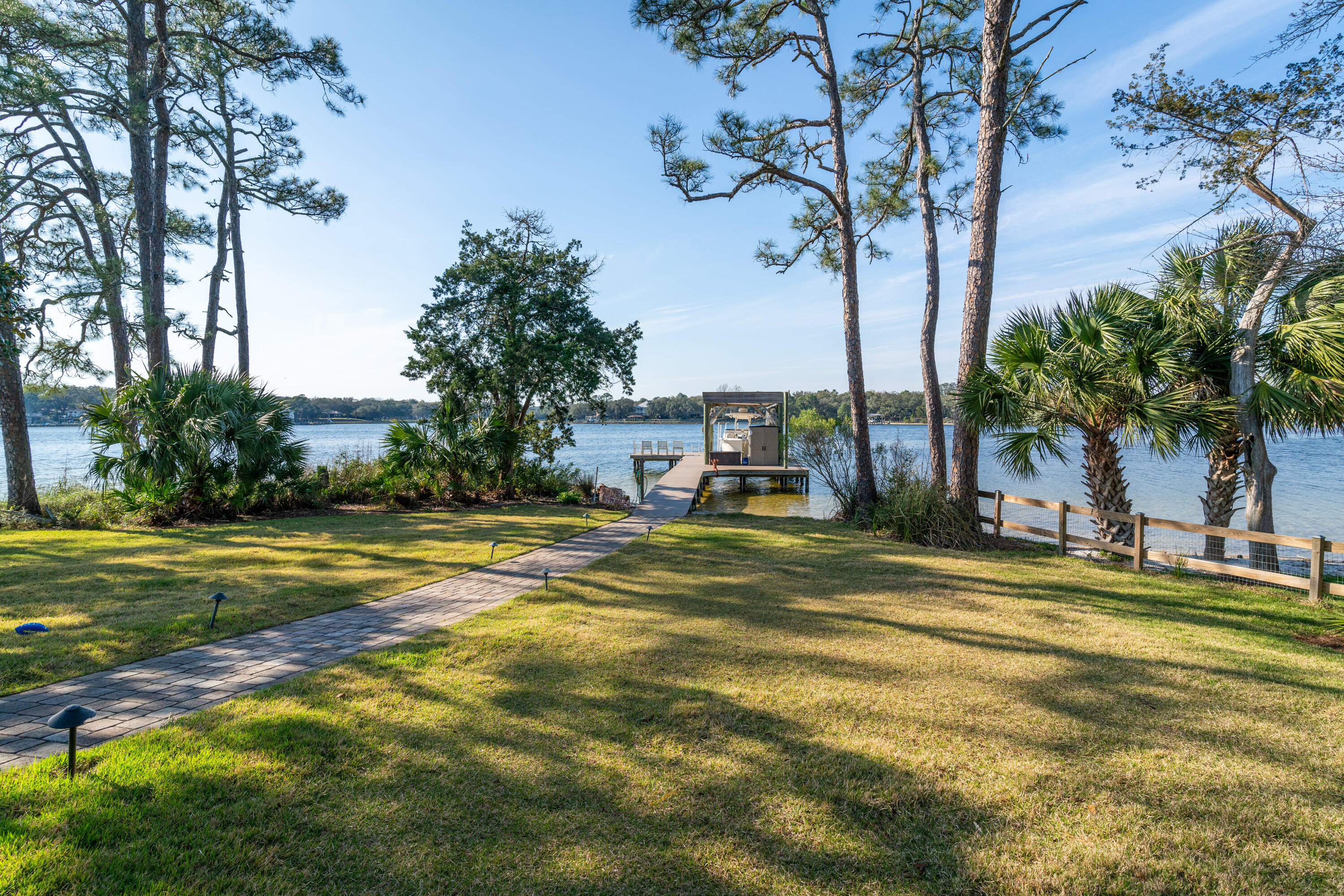 WOODLAND SHORES - Residential