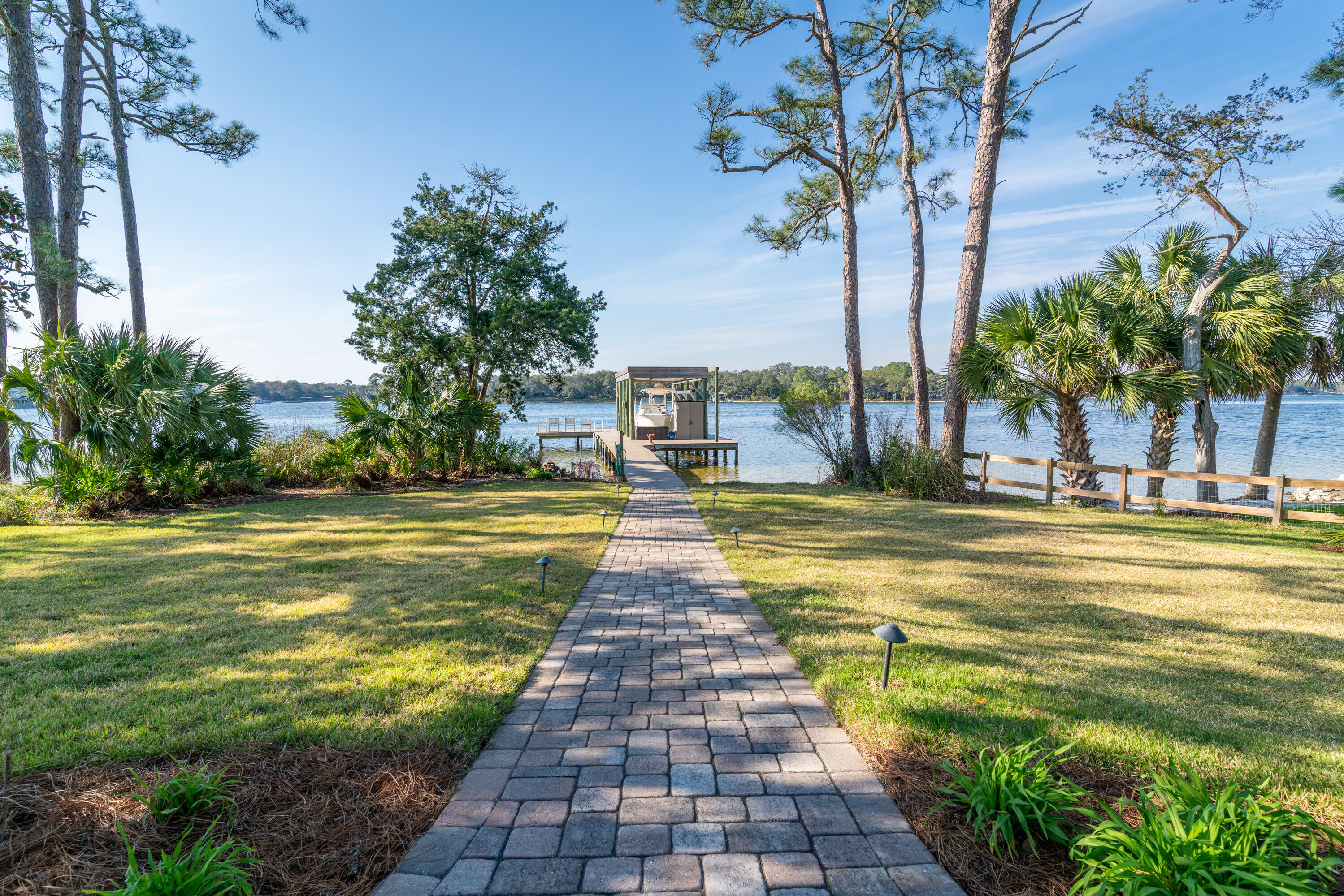 WOODLAND SHORES - Residential