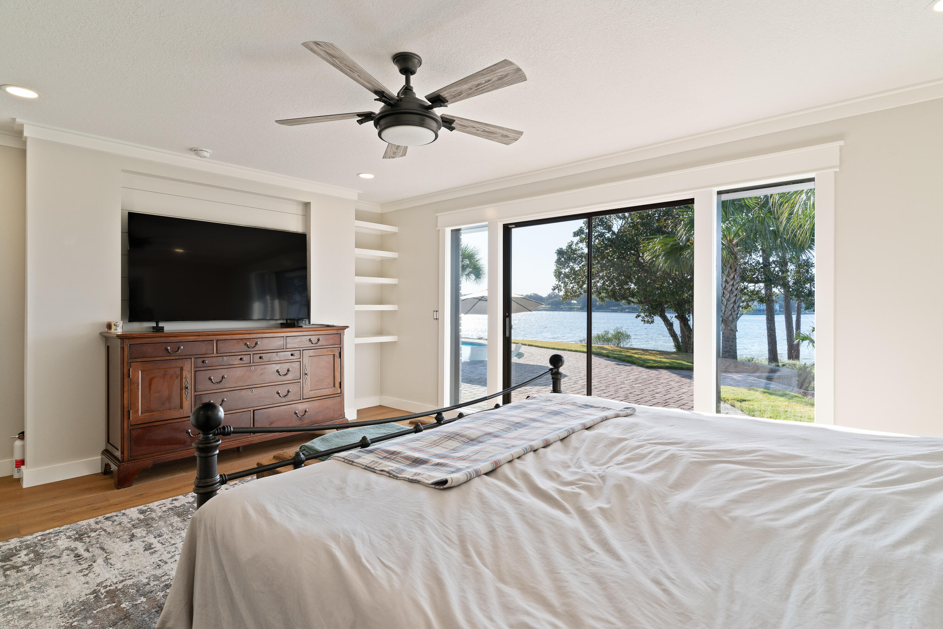 WOODLAND SHORES - Residential