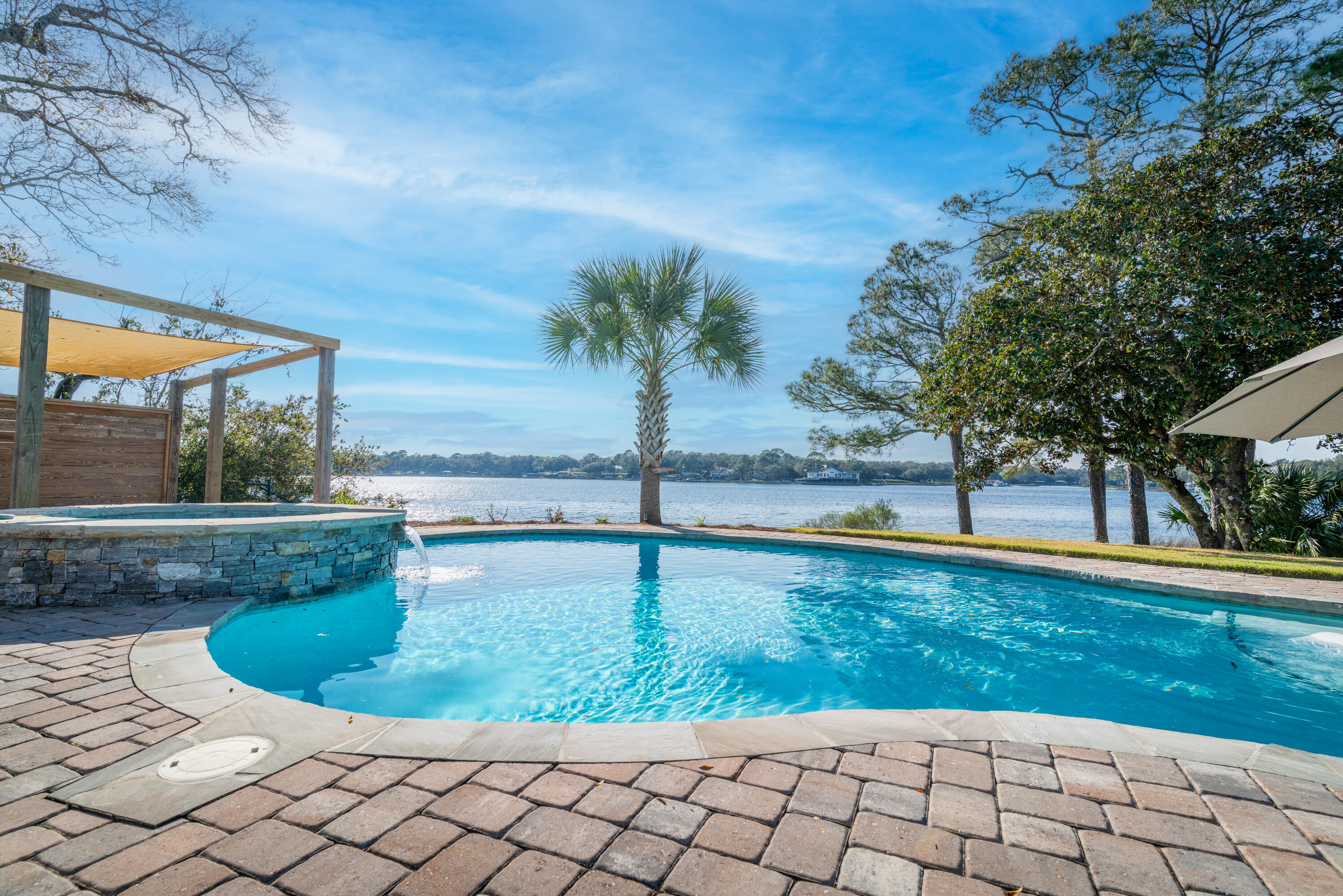 WOODLAND SHORES - Residential