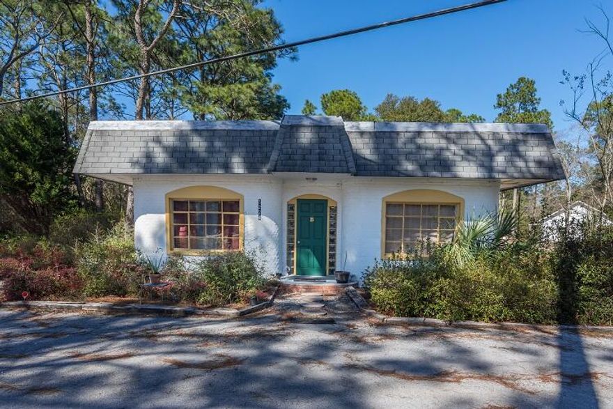 One bedroom, one bathroom, one story  Florida Cottage! Completely furnished and just waiting for you to move your belongings into! Cottage is non-smoking and comes with a private parking space! Water, sewage, lawn maintenance and garbage pick up included! No pets allowed!