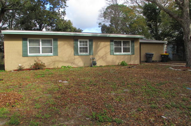 Great house with many upgrades including flooring and fresh paint. Perfect location in the heart of Ft. Walton Beach. Ceiling fans throughout, living room, dining room and family room. Backyard deck area perfect for entertaining. Lanai and seperate yard building. Pet allowed with owner approval.