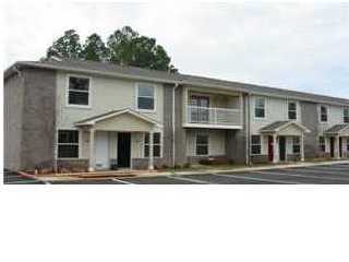 Welcome to this charming 2-bedroom, 2.5-bathroom townhouse located in the desirable area of Bluewater Bay in Niceville. The townhouse boasts a community pool for relaxation and enjoyment. Inside, you'll find a mix of tile and carpet floors throughout, providing both comfort and style. This property is conveniently situated near the EOD School, MidBay Bridge & Eglin AFB. Don't miss out on the opportunity to call this home! Contact us today for a showing!