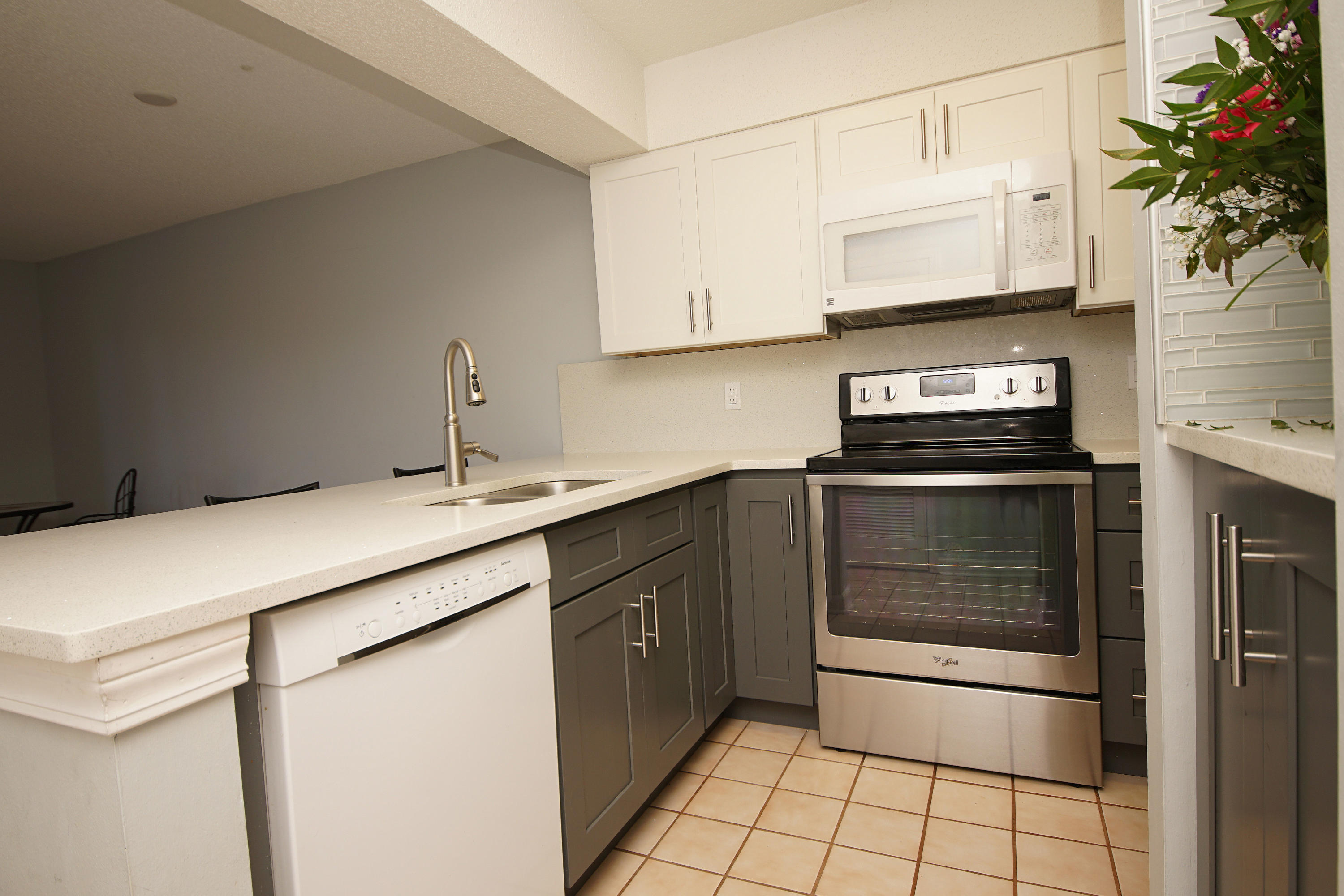 LAKESIDE CONDO AT BLUEWATER BAY - Residential
