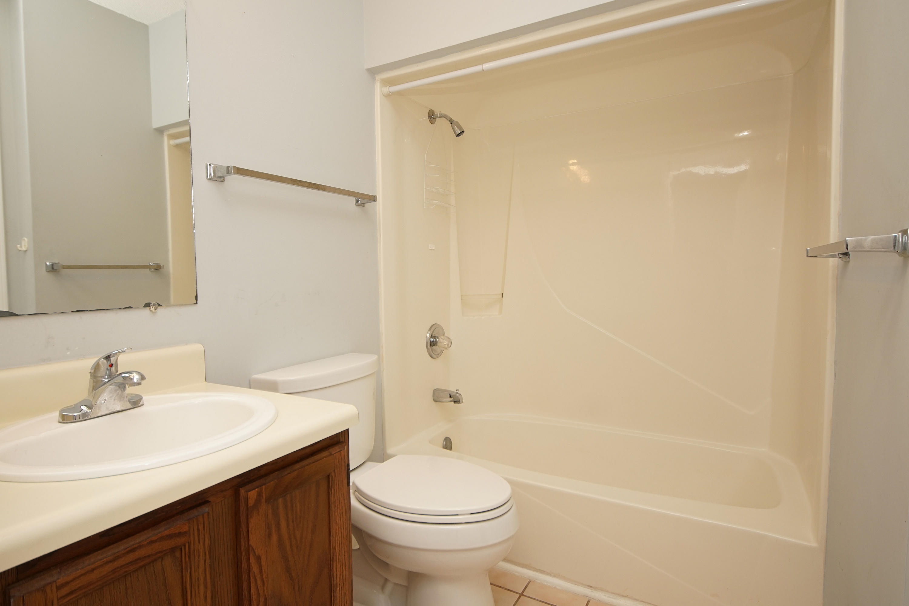 LAKESIDE CONDO AT BLUEWATER BAY - Residential