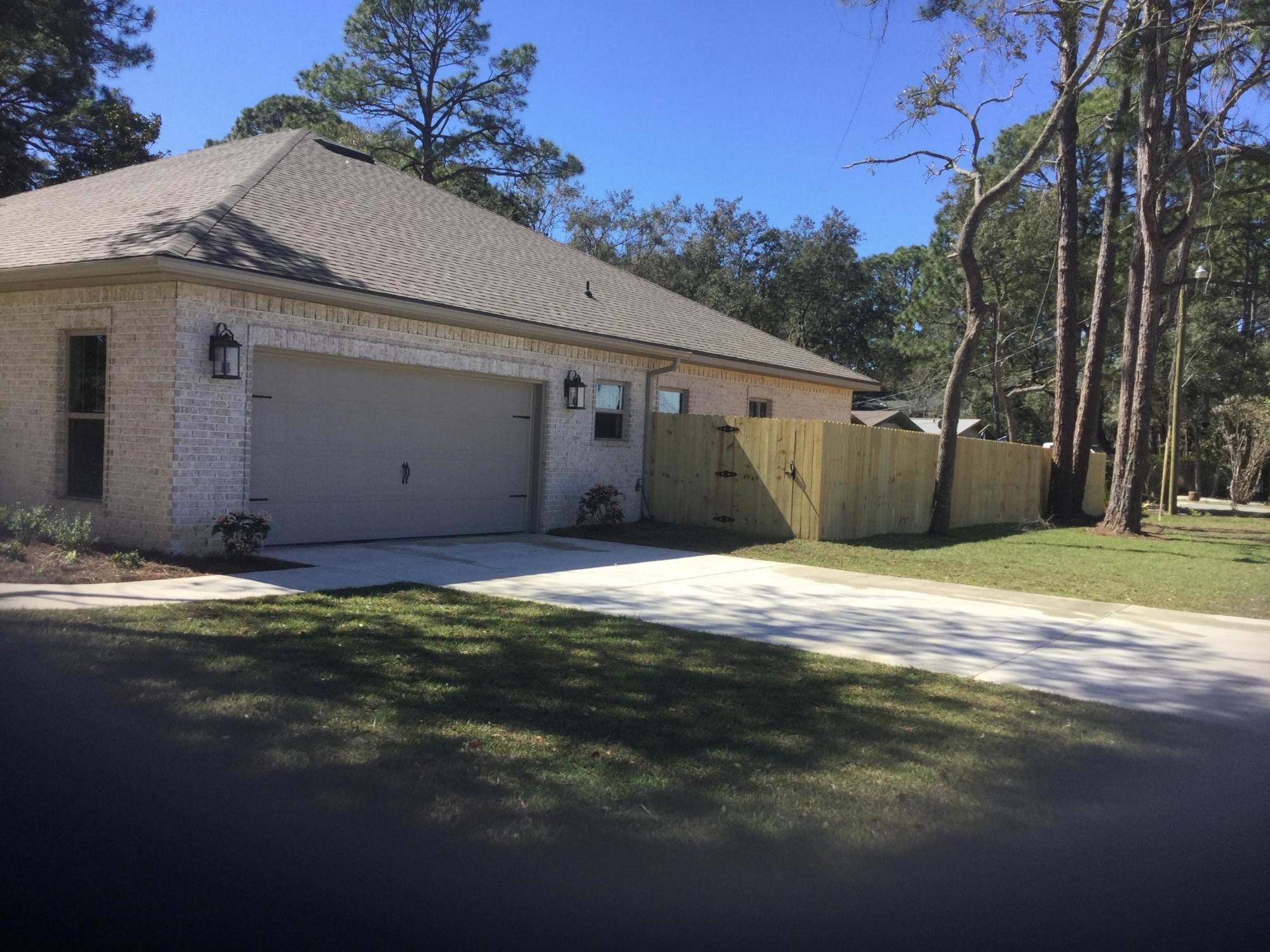 WOODLAND SHORES - Residential