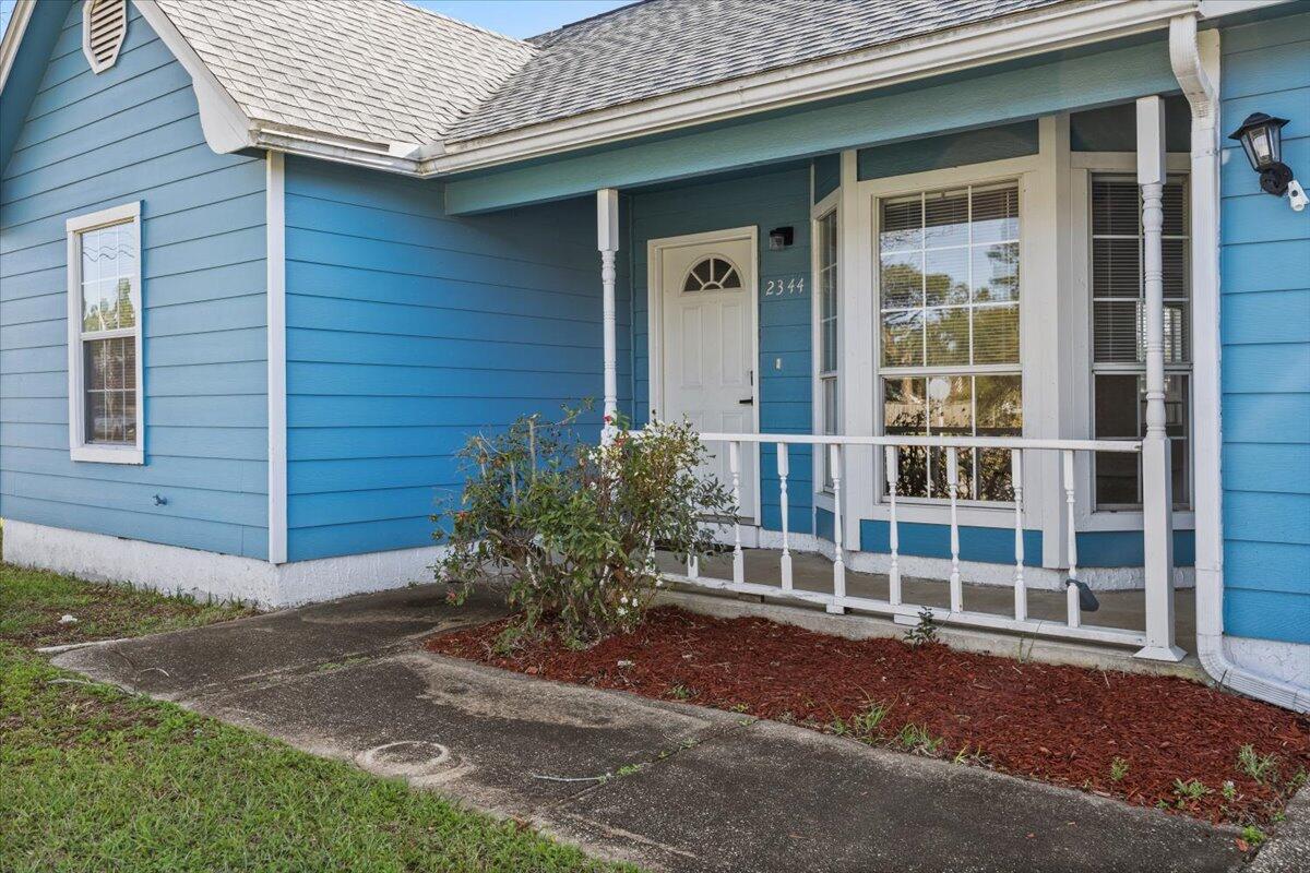 Welcome to Fox Den Villages in East Navarre! 3 Bedroom/2 Bath and NO HOA!!! This home is sitting on 1/4 acre with a deck shared between the master bedroom and living room. Pefect starter home for small families, and prime location with a short 10 mile commute to Hurlburt Field! The wood burning fireplace is an added bonus to enjoy those cool breezy nights. Schedule a showing today!