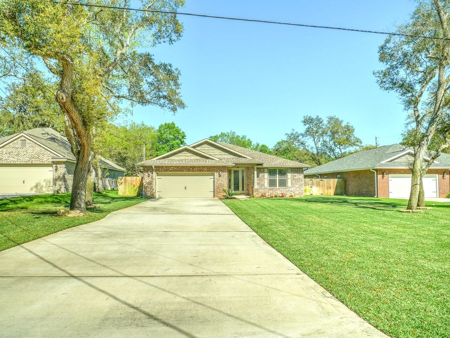 OPEN HOUSE THIS FRIDAY 5pm to 7pm !!! Beautiful 5 Bedroom/ 3 Bathroom All Brick home built by BARBER CUSTOM BUILDERS, Inc.. Located on the highly desired well established neighborhood of Poquito Bayou, the property is within 1/2 mile to the Poquito Bayou public water front access. Over 2,700 Square feet Open Floor plan with grand foyer 8 foot doors, 9 foot ceilings throughout the house. The living room opens to your dining room and Gourmet kitchen with a 4x10 island with stunning White Quartz counters and sophisticated details. Stainless steel appliances and range hood, elegant glass tile backsplash. Pendant lighting gives