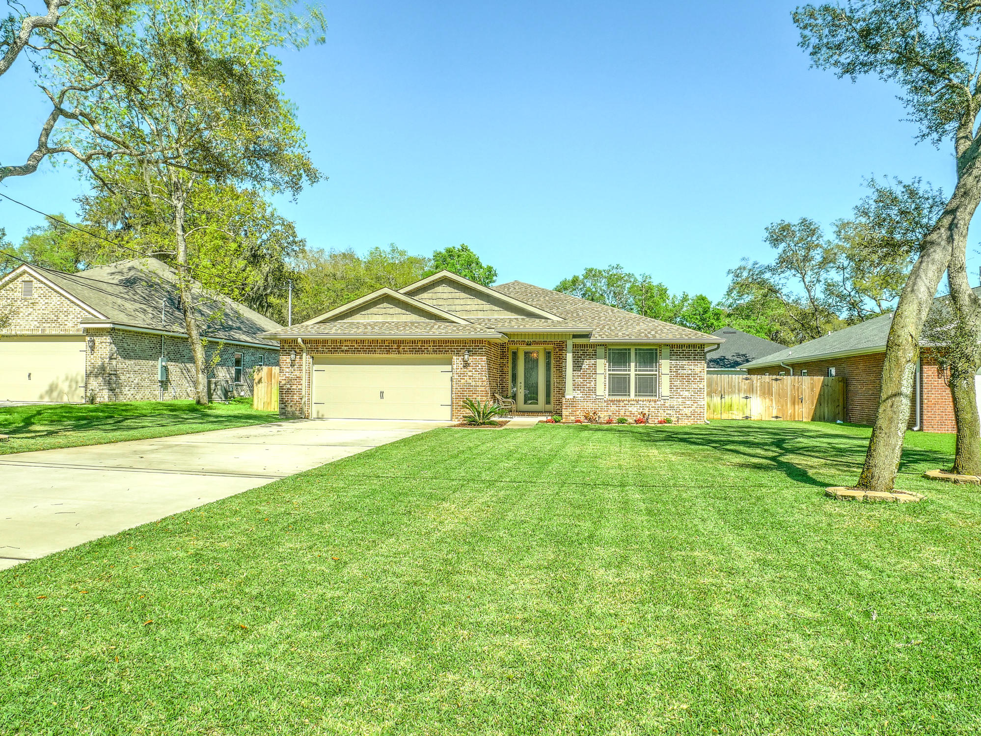 WOODLAND SHORES - Residential