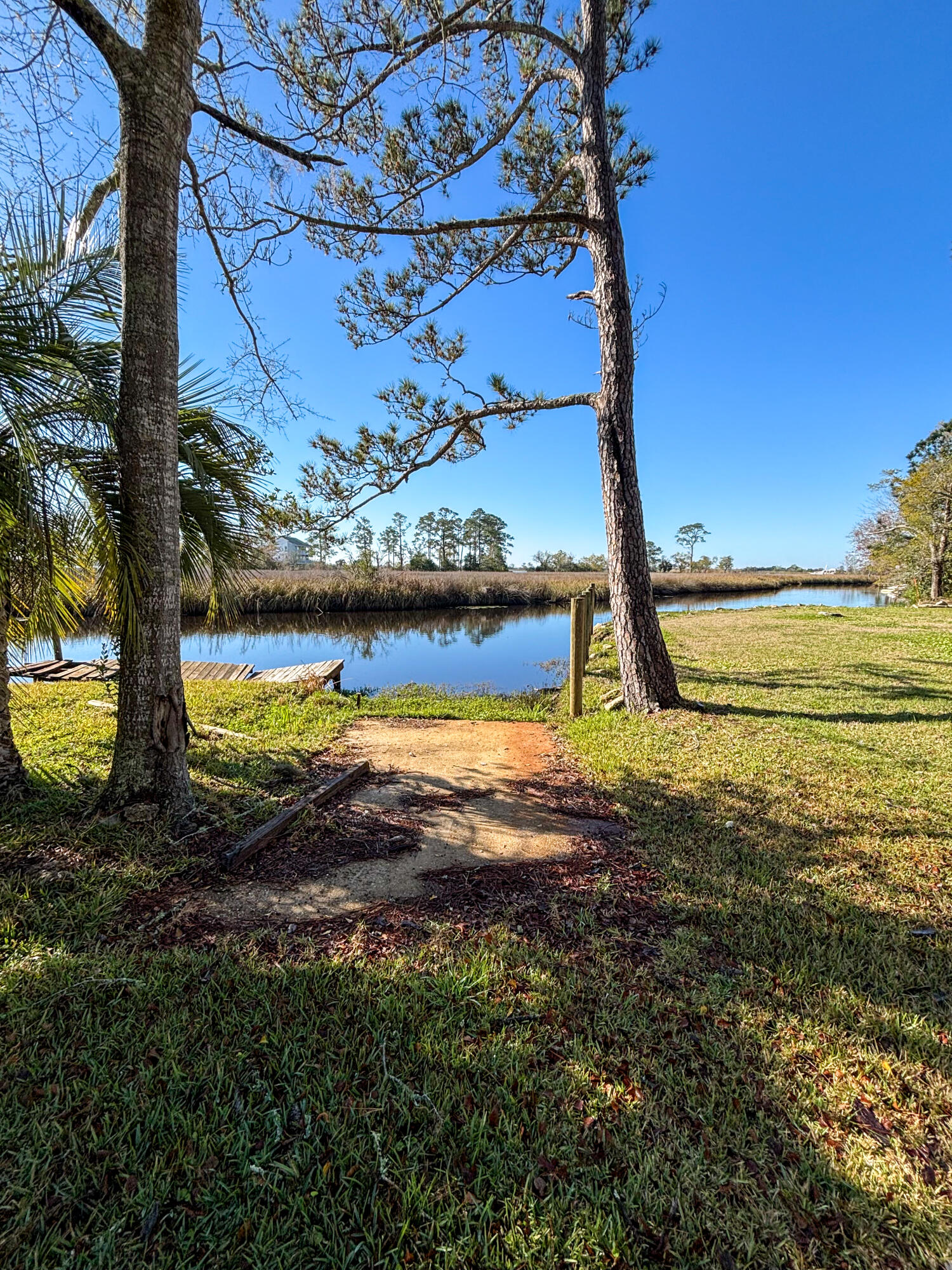 LOT 8 BLK B SUNSET SHORES S/D PB 3-66 AND ALSO THE W 20FT OF LOT 9 BLK B ACCORDING TO THE PLAT OF S - Residential