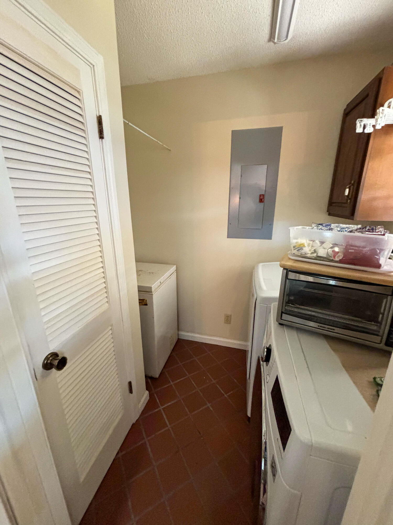 LOT 8 BLK B SUNSET SHORES S/D PB 3-66 AND ALSO THE W 20FT OF LOT 9 BLK B ACCORDING TO THE PLAT OF S - Residential