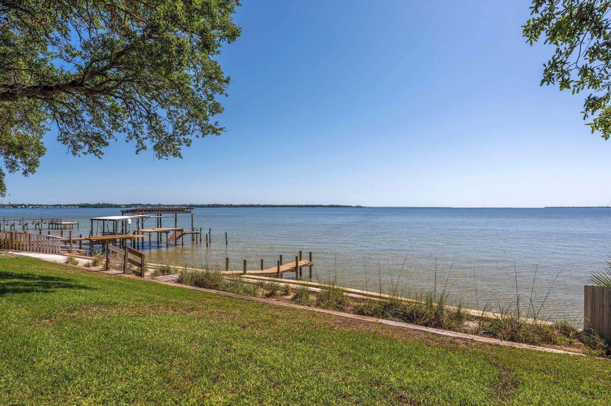 ELLIOTTS POINT - Residential