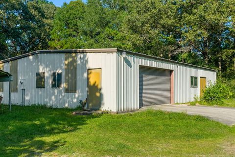 A home in DeFuniak Springs