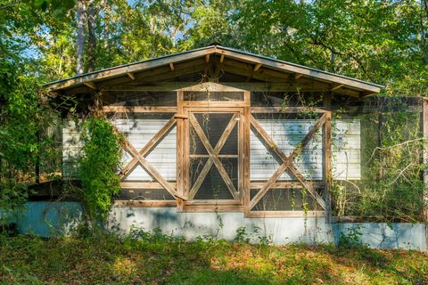 A home in DeFuniak Springs