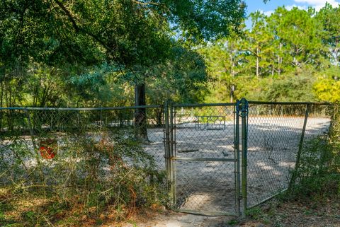 A home in DeFuniak Springs