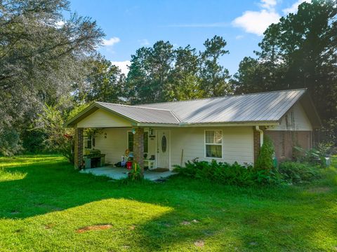 A home in DeFuniak Springs