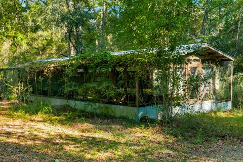 A home in DeFuniak Springs