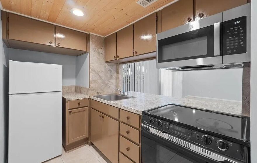 ***Move-In Special - $500.00 off the first month's rent if you sign the lease in November***For Rent: 408 Marshall Ct NW Unit 5, Fort Walton Beach, FL 32548Cozy and well-maintained 1-bedroom, 1-bath condo conveniently located near shopping, dining, and the beautiful beaches of Fort Walton. This unit features an open living area, a fully equipped kitchen, and an in-unit washer and dryer for your convenience. The owner covers HOA fees, water, and pest control just pay for your electricity and enjoy hassle-free living.Rent: 1375/monthDeposit: $ 1375Pets allowed case by case. Non-smoking unit.