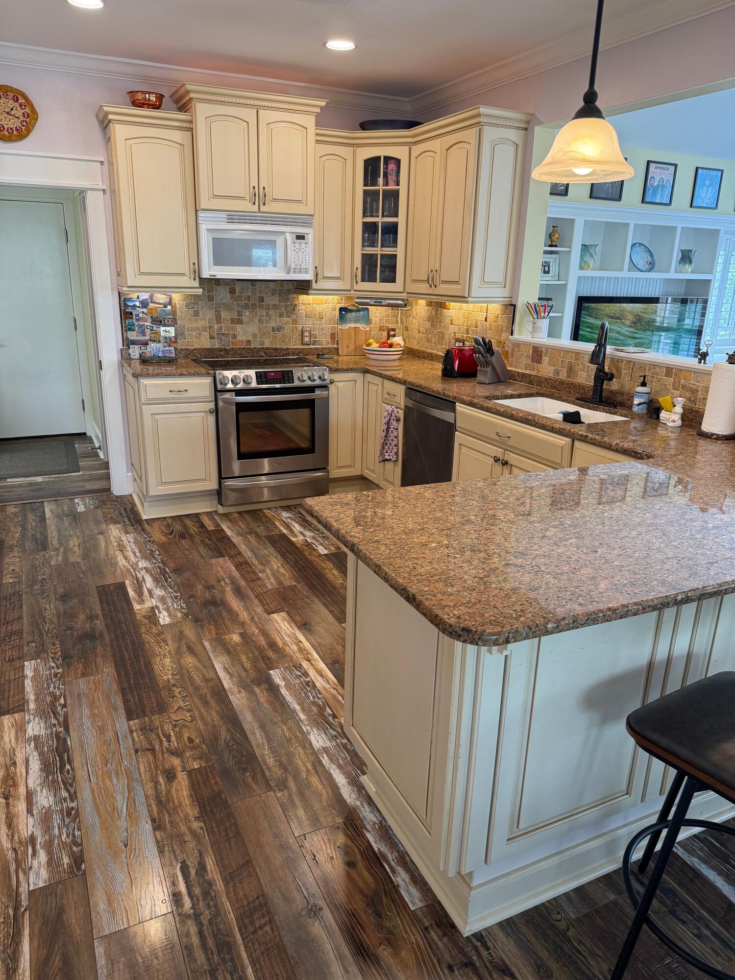 BOLTONS LANDING - Residential Lease