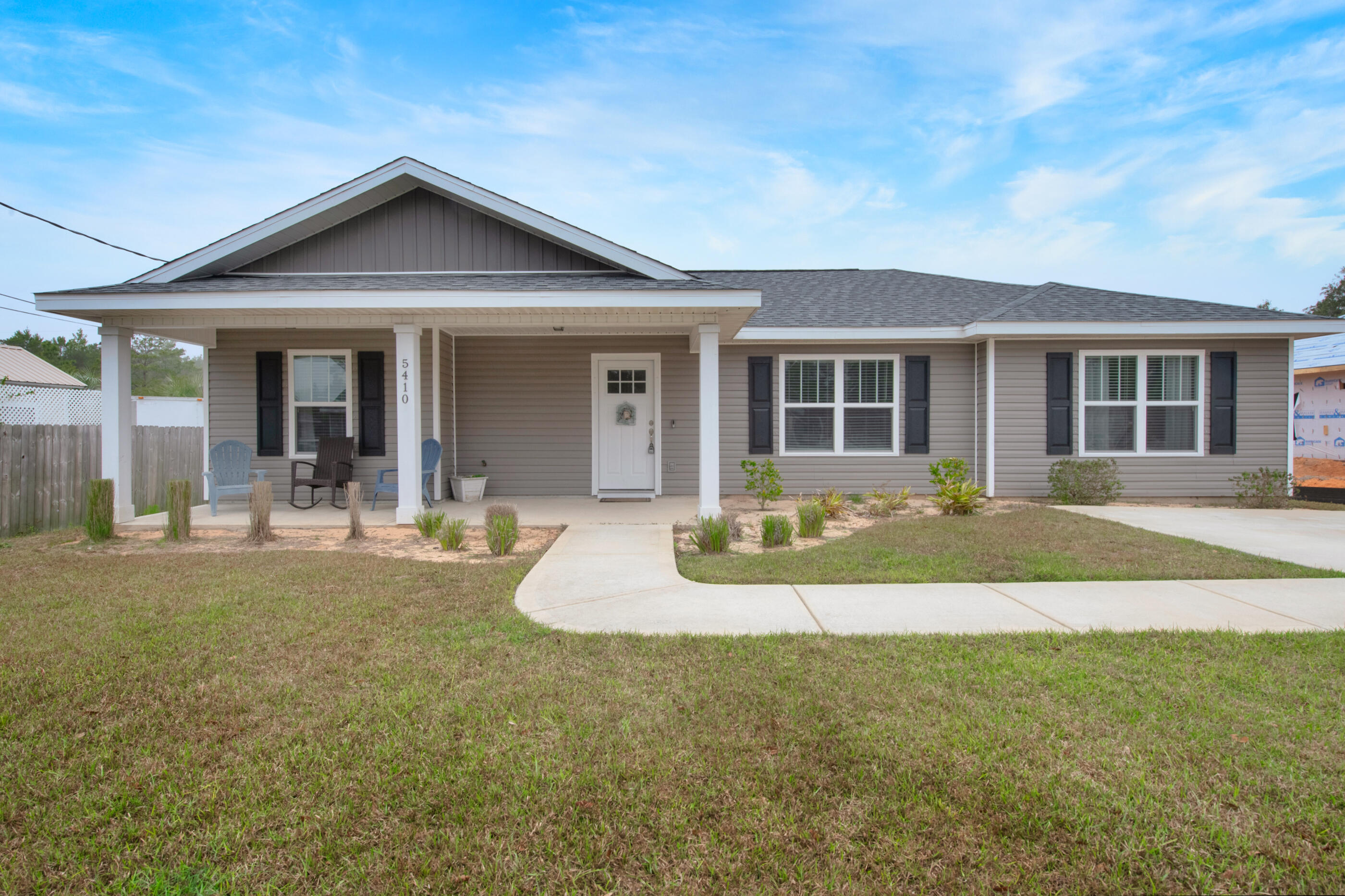 BACK ON MARKET AT NO FAULT OF SELLER This modern Florida cottage features stainless steel appliances, granite counter tops in both the kitchen and bathrooms. With an open floorplan and large kitchen island, this home is great for entertaining. Located on quarter acre provides plenty of space for entertaining guests and more! Schedule a showing today!