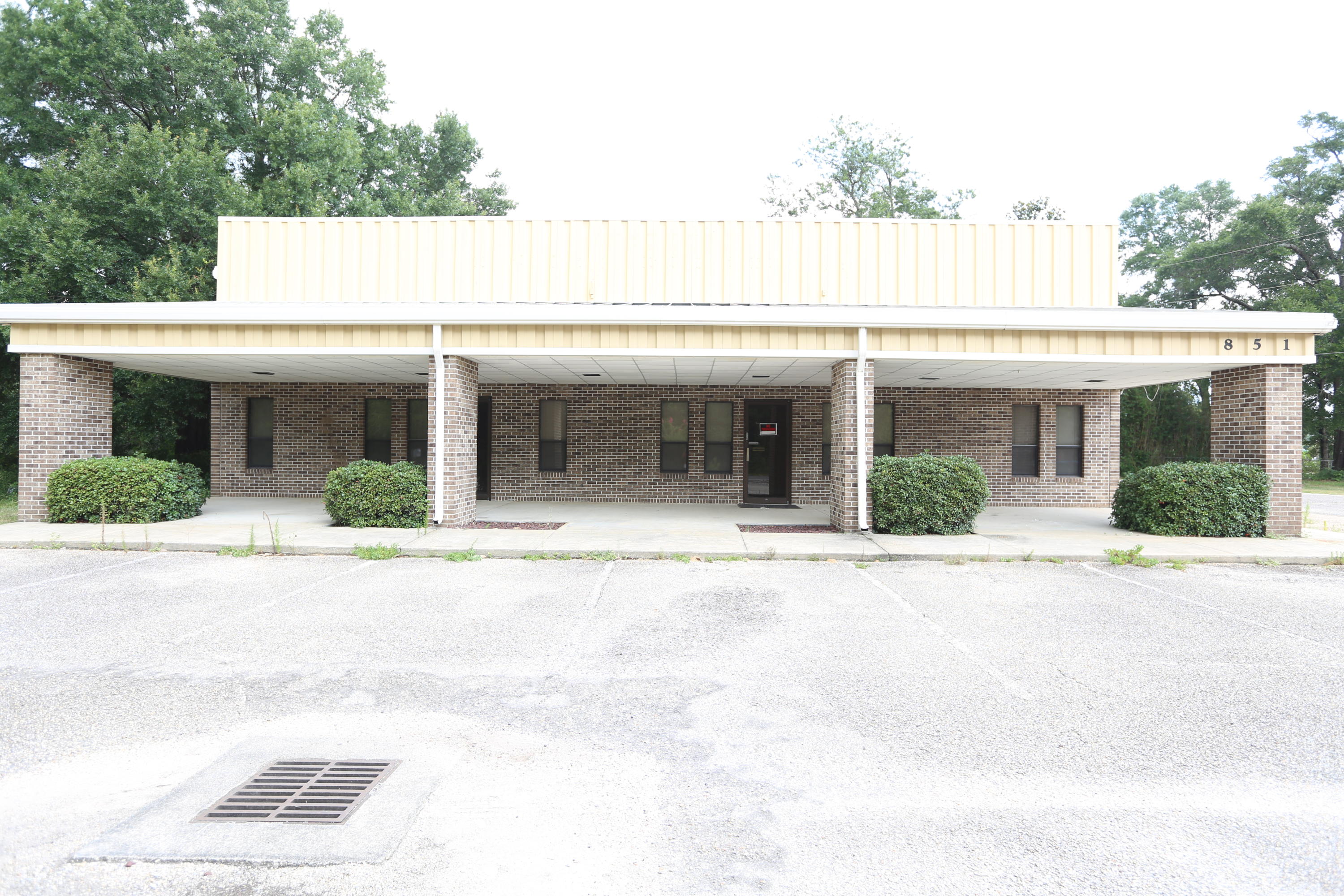Nice office/studio space in free-standing building. Previously used as a dance studio with offices in the back. Nicely finished inside and move in ready! Would be great for a medical practice, law office, title company or even a martial arts studio! Large open ballroom has a lot of potential! Centrally located near downtown Crestview & plenty of parking too! Available for Sale or Lease. Flexible terms! Owner just wants occupants!