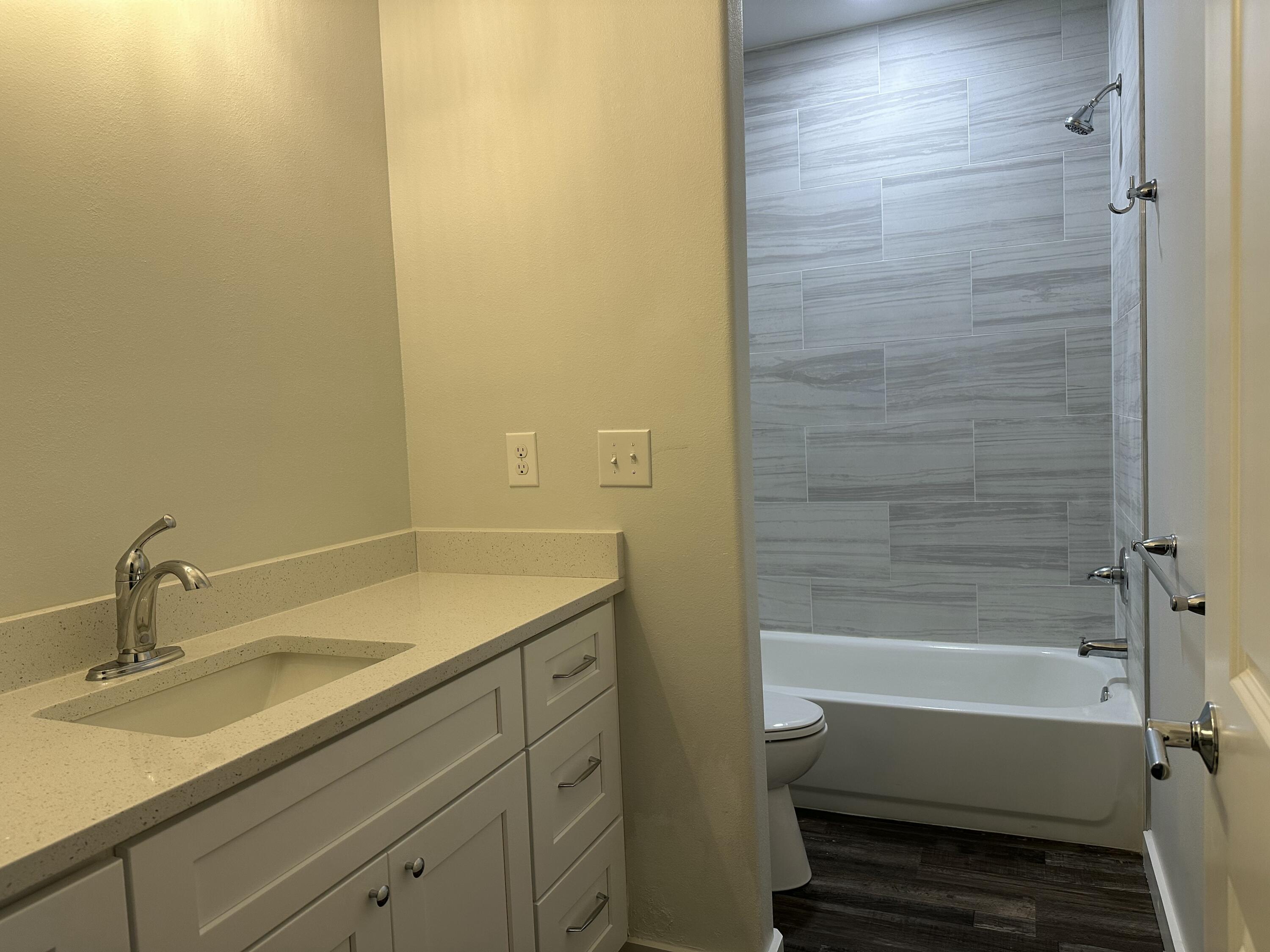 OAKWOOD LAKES ESTATES - Residential Lease