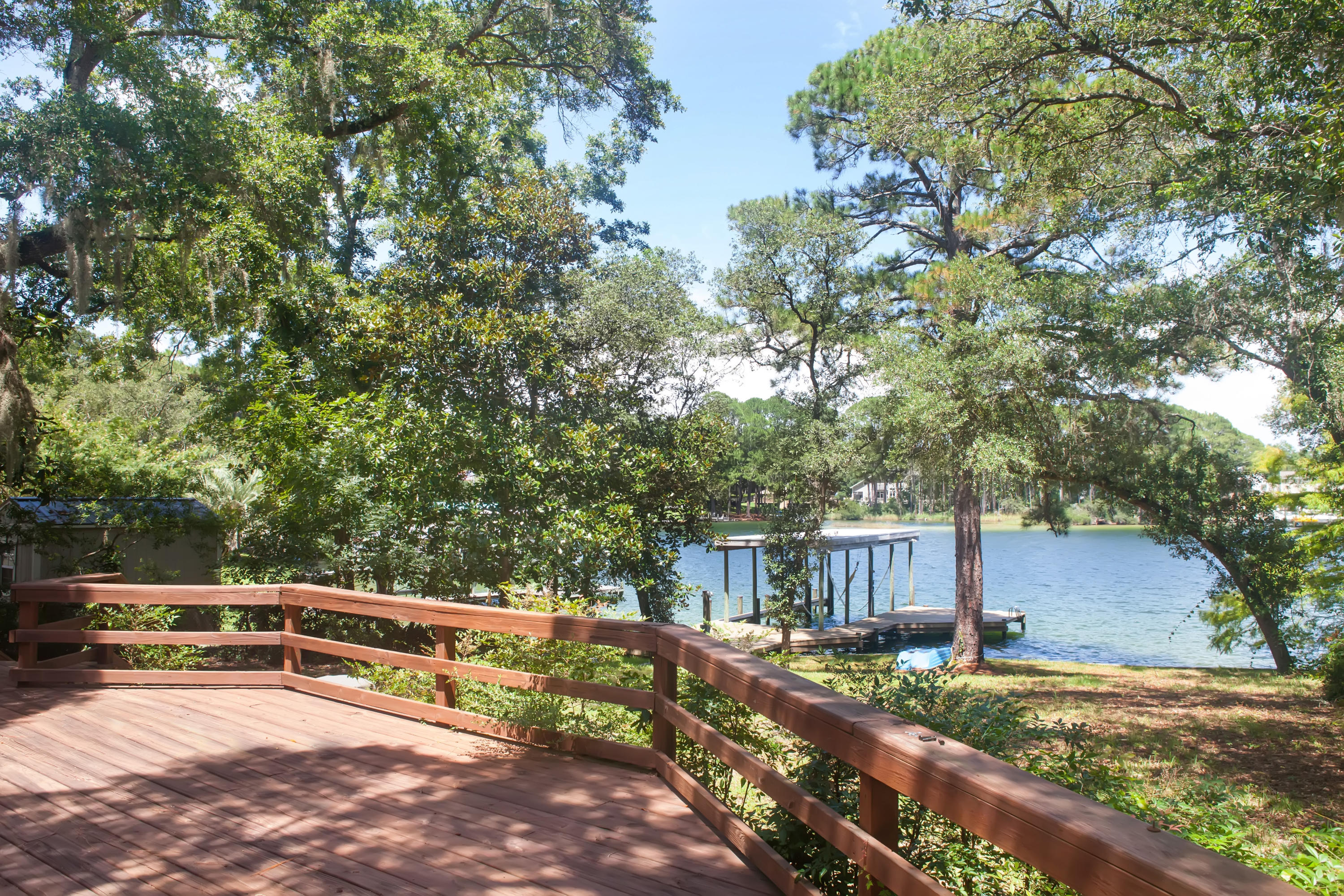 WOODLAND SHORES - Residential