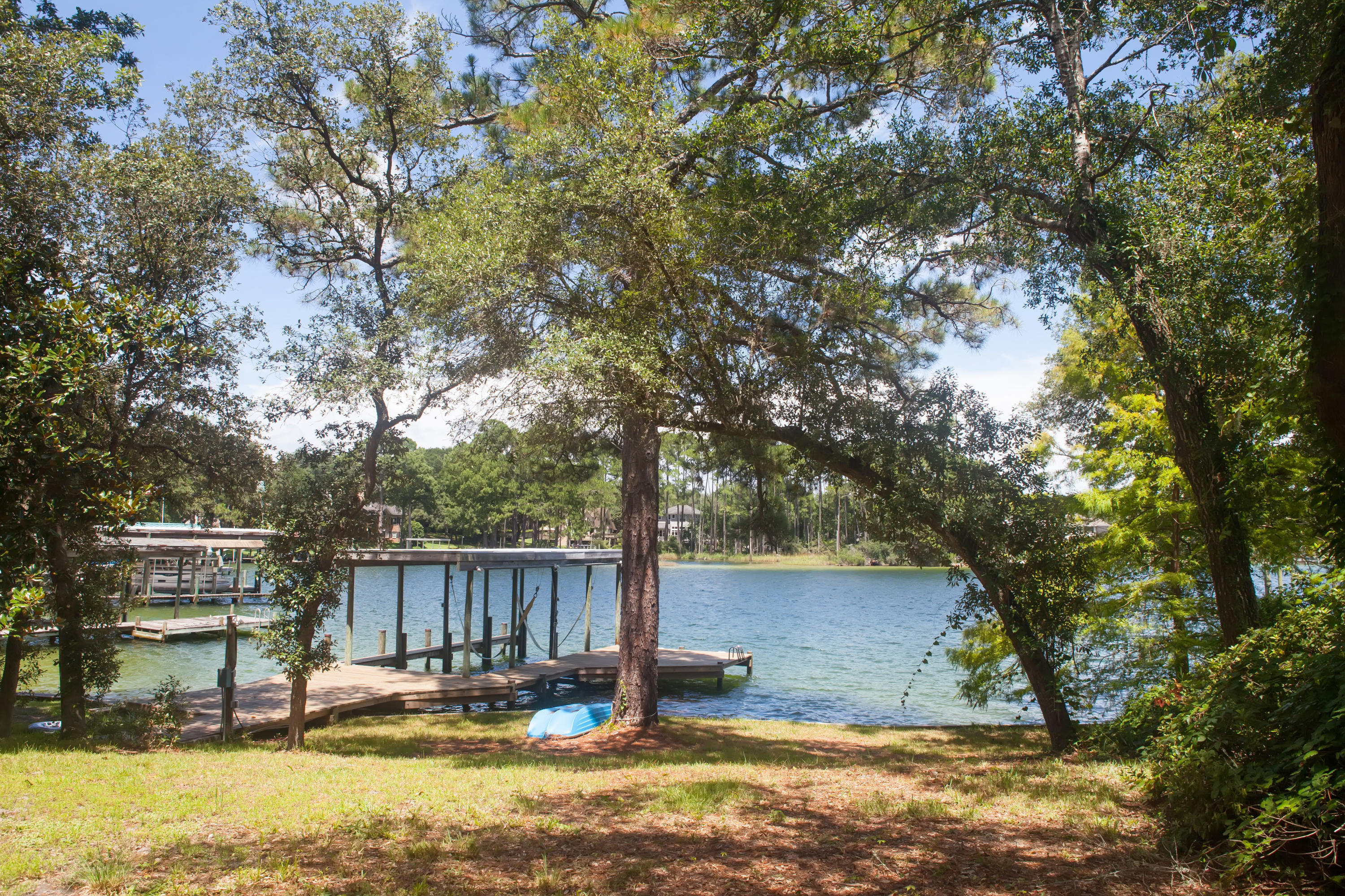 WOODLAND SHORES - Residential