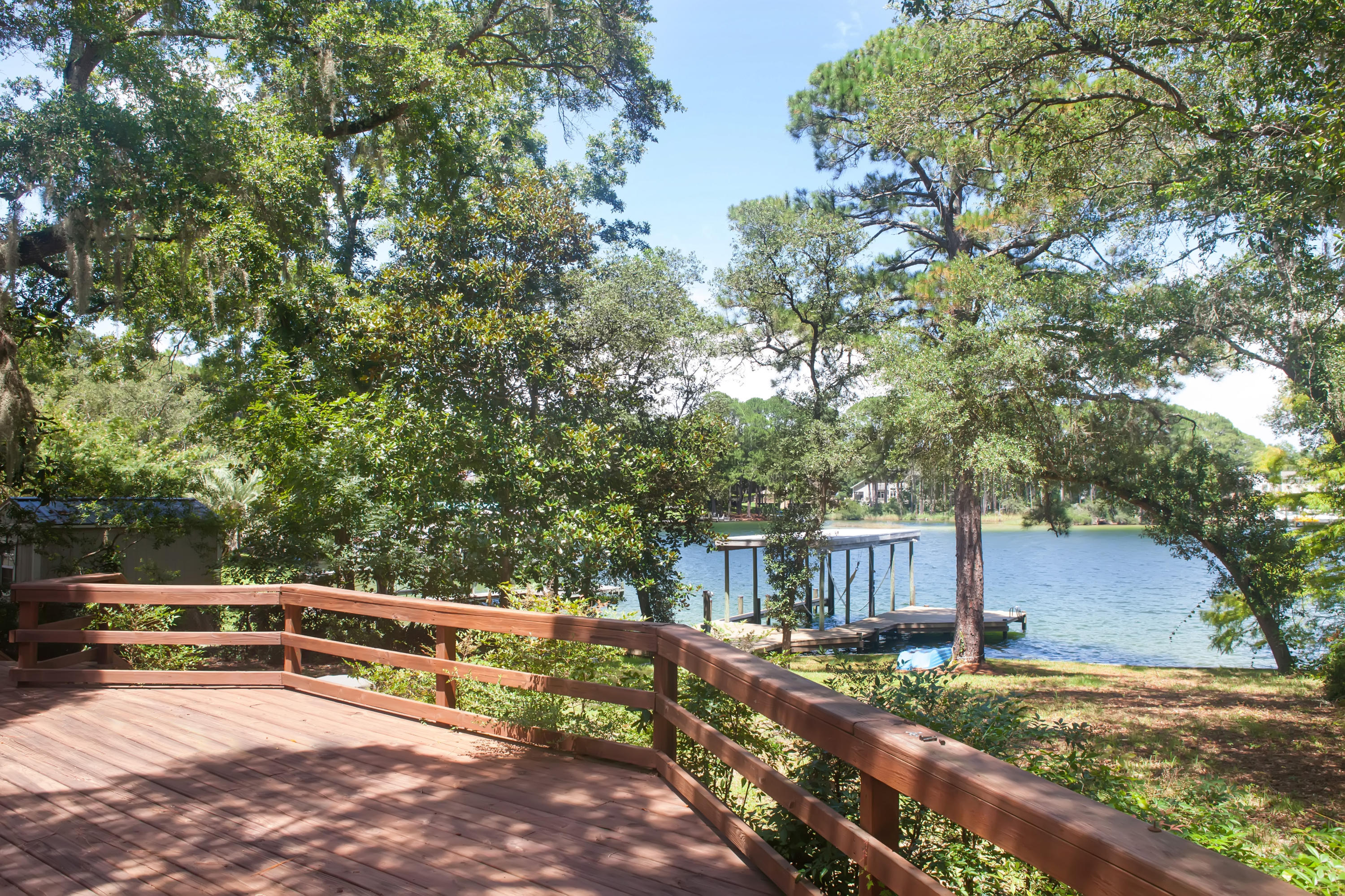 WOODLAND SHORES - Residential