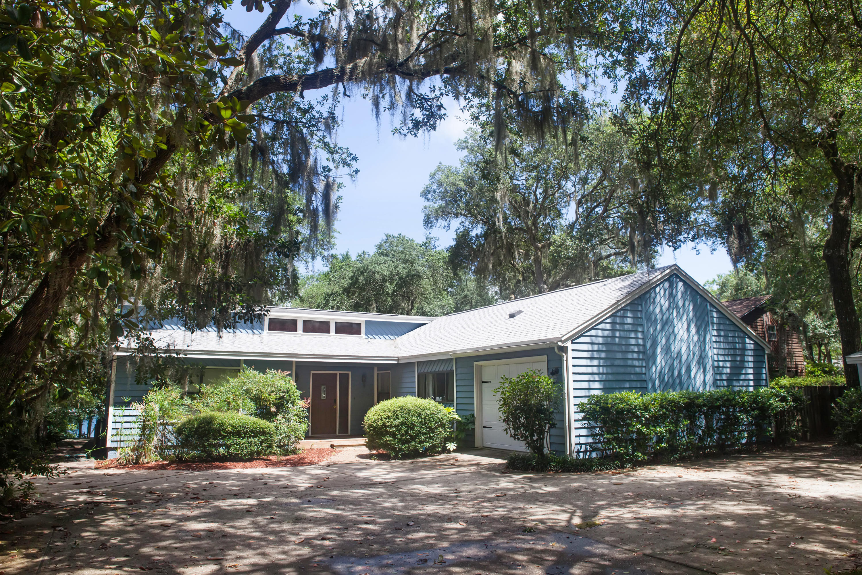 WOODLAND SHORES - Residential