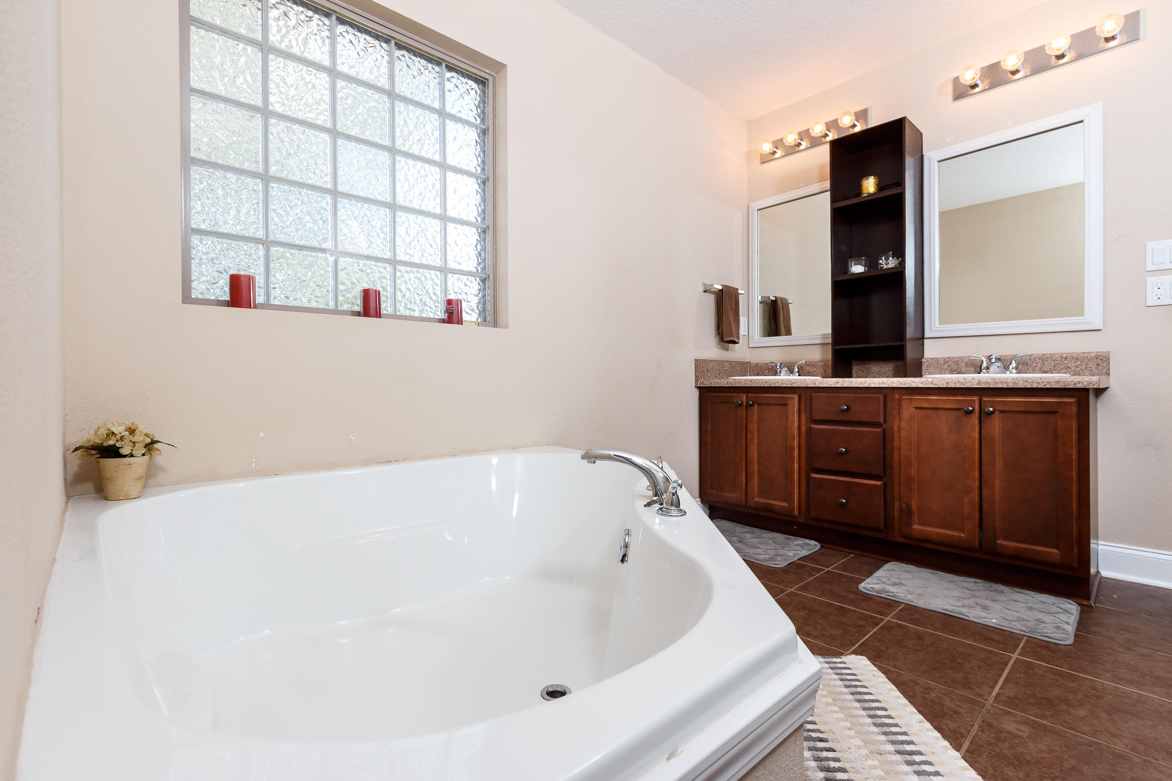 SILVER SPRINGS EST - Residential