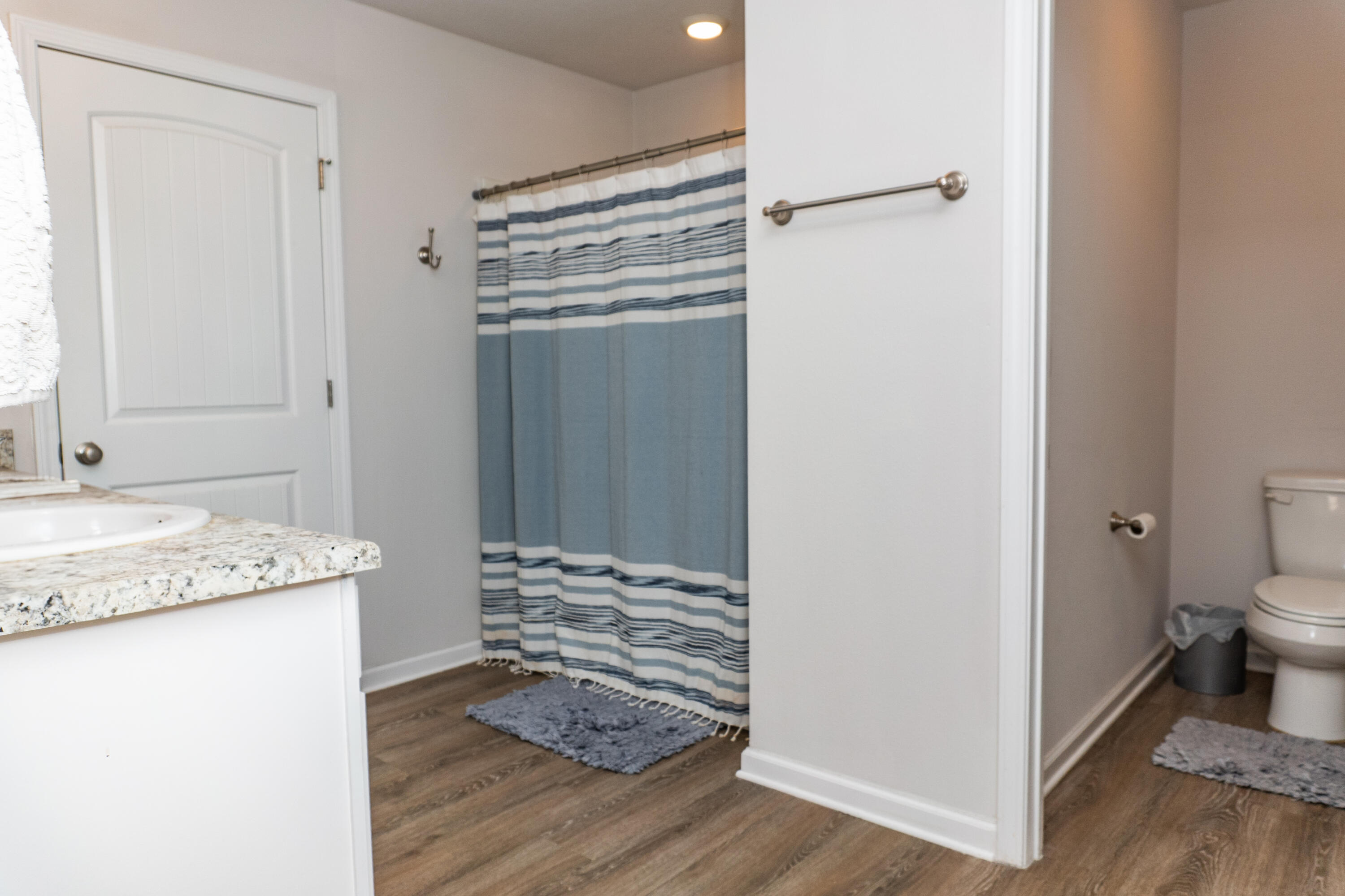 LAKERIDGE EST - Residential Lease