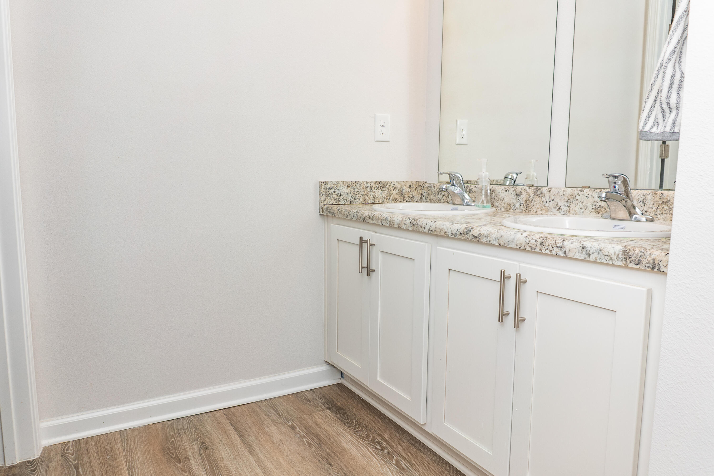 LAKERIDGE EST - Residential Lease