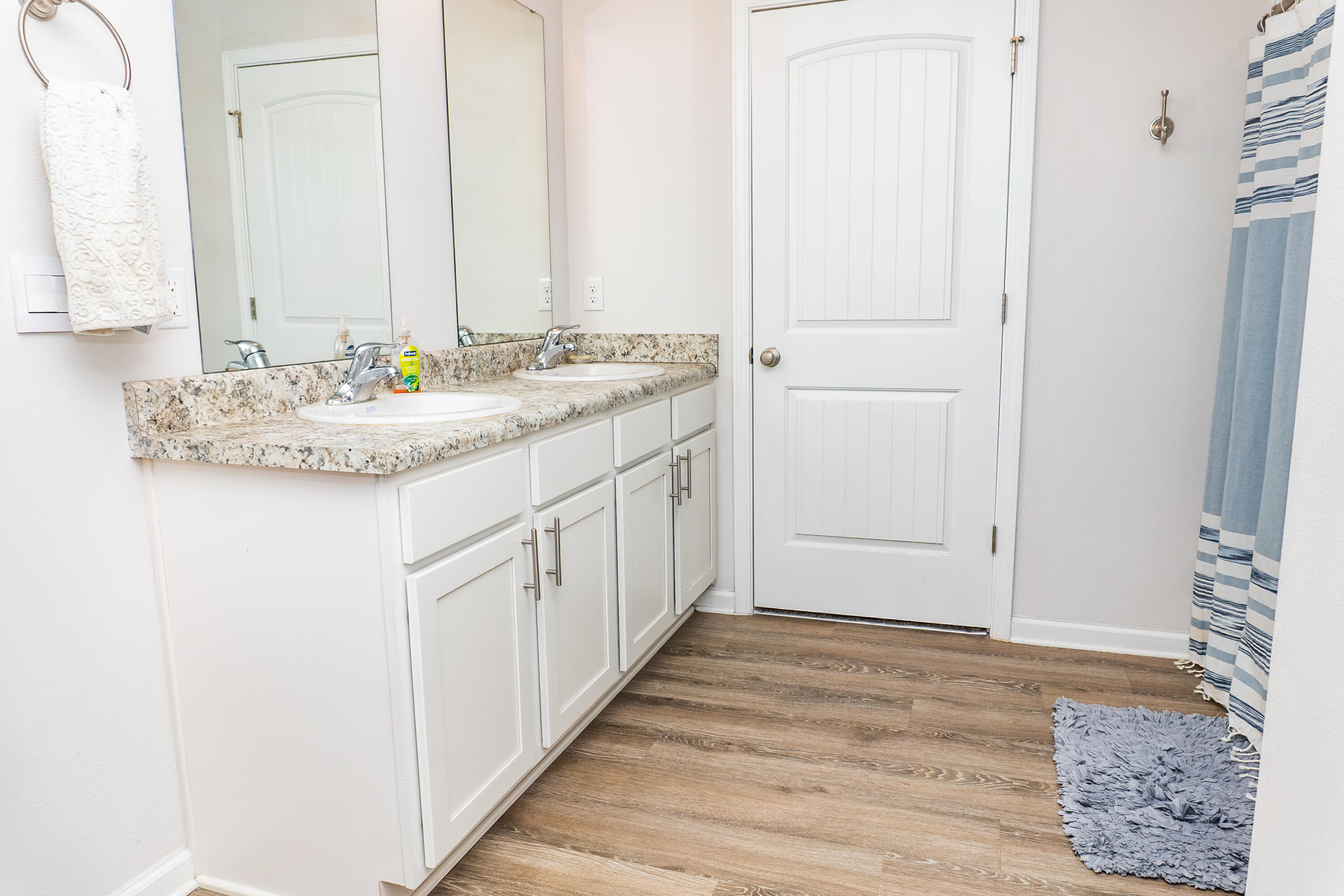 LAKERIDGE EST - Residential Lease