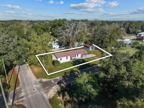 A home in DeFuniak Springs