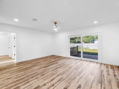 A home in DeFuniak Springs