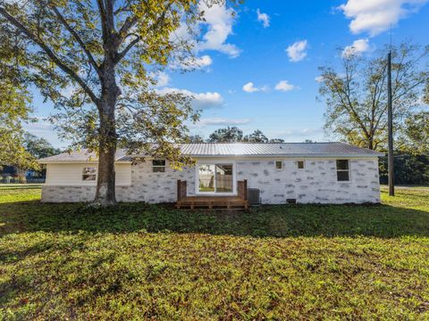 A home in DeFuniak Springs