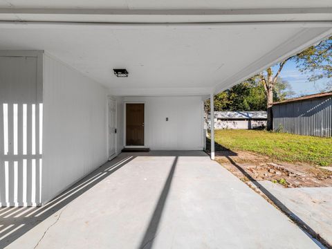 A home in DeFuniak Springs