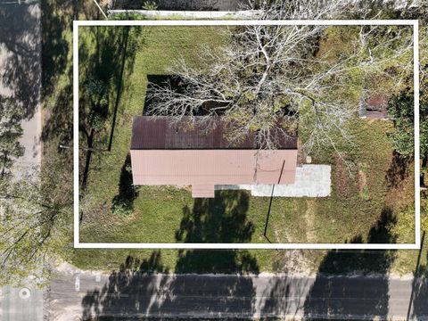 A home in DeFuniak Springs