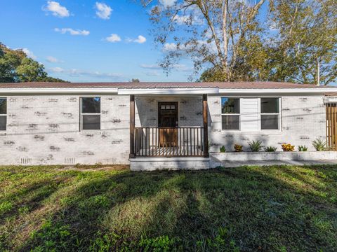 A home in DeFuniak Springs