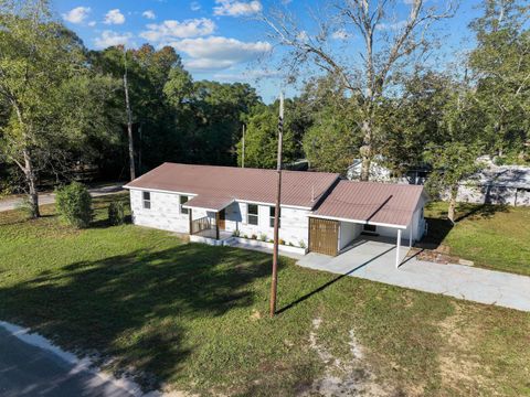 A home in DeFuniak Springs