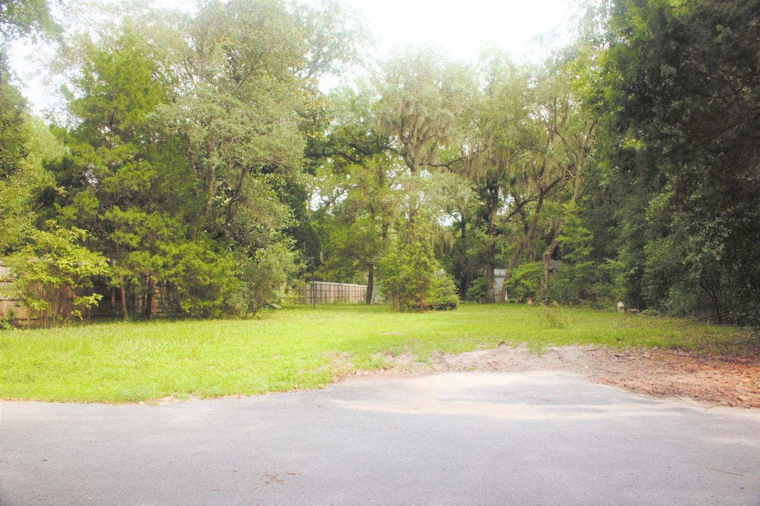 GREAT HOME SITE in Chocktaw Beach!!! FL. Build your dream home in this beautiful 150' X 75' lot. Located at approx 1 mile to the Chocktawachee Bay, Freeport, FL. Short commute to restaurants, grocery store, schools, medical facilities and military bases. Open canvas for a builder, in this highly demanded, nice and quiet neighborhood!!!