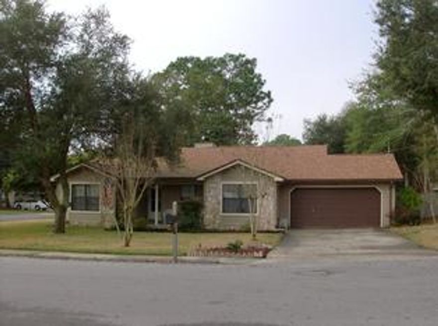3/2 split bedroom design. Lots of move around room in the updated eat-in kitchen with wooden cabinets & granite counter tops. Dining room or office area is located just off the entry way to the kitchen. Spacious master bedroom with a walk-in closet. The master bath upgrade includes tile surround shower. Florida Room (heated/cooled)that offers large windows to enjoy plenty of natural light. Perfect for relaxing on a sunny afternoon! Beyond the Florida Room is a screened porch that opens to a huge back yard! Yard has a privacy fence with a double gate making easy access for a boat,trailer, RV. Storage shed to hold lawn equipment, tools.
(2006)Roof, A/C, Screen Porch
(2011)Well Pump
(2014)Garage opene