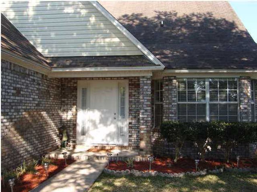 Beautiful open floor plan and high ceilings.Master bedroom downstairs, indoor laundry.Nice Florida room, fenced back yard,great location in BWB.
Available now 'for sale' or rent which ever occurs first. Owner will consider medium to small pet with $255 non refundable pet fee.