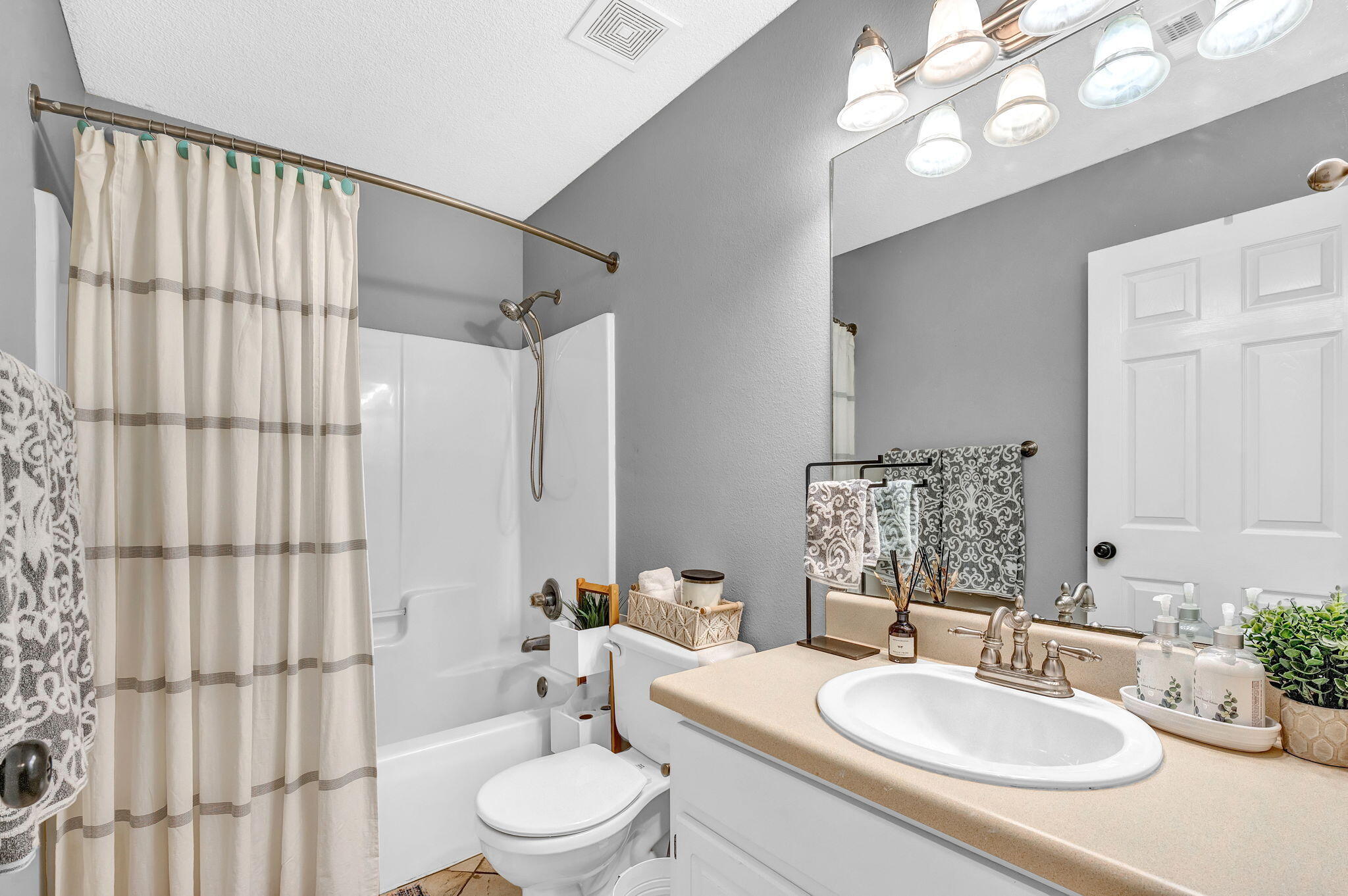 IVALEA GARDENS - Residential