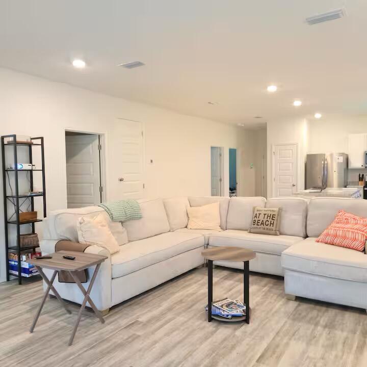 Owl's Head East - Residential Lease